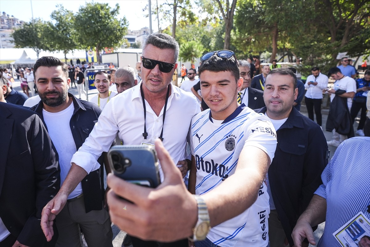 Fenerbahçe Kulübünün olağanüstü seçimli genel kurulunda başkan adayı Sadettin Saran oyunu...