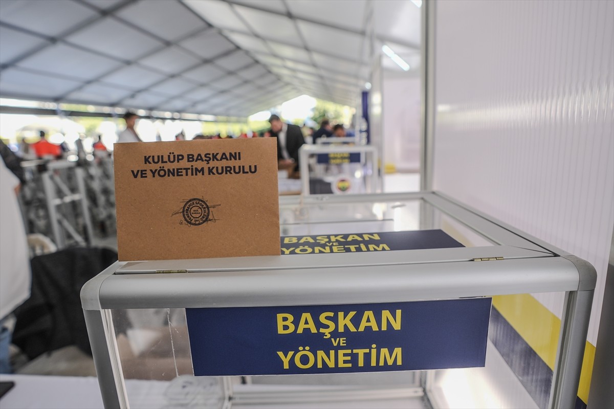 Fenerbahçe Kulübünün seçimli olağanüstü genel kurulunda oy kullanma işlemi başladı. Chobani Stadı...