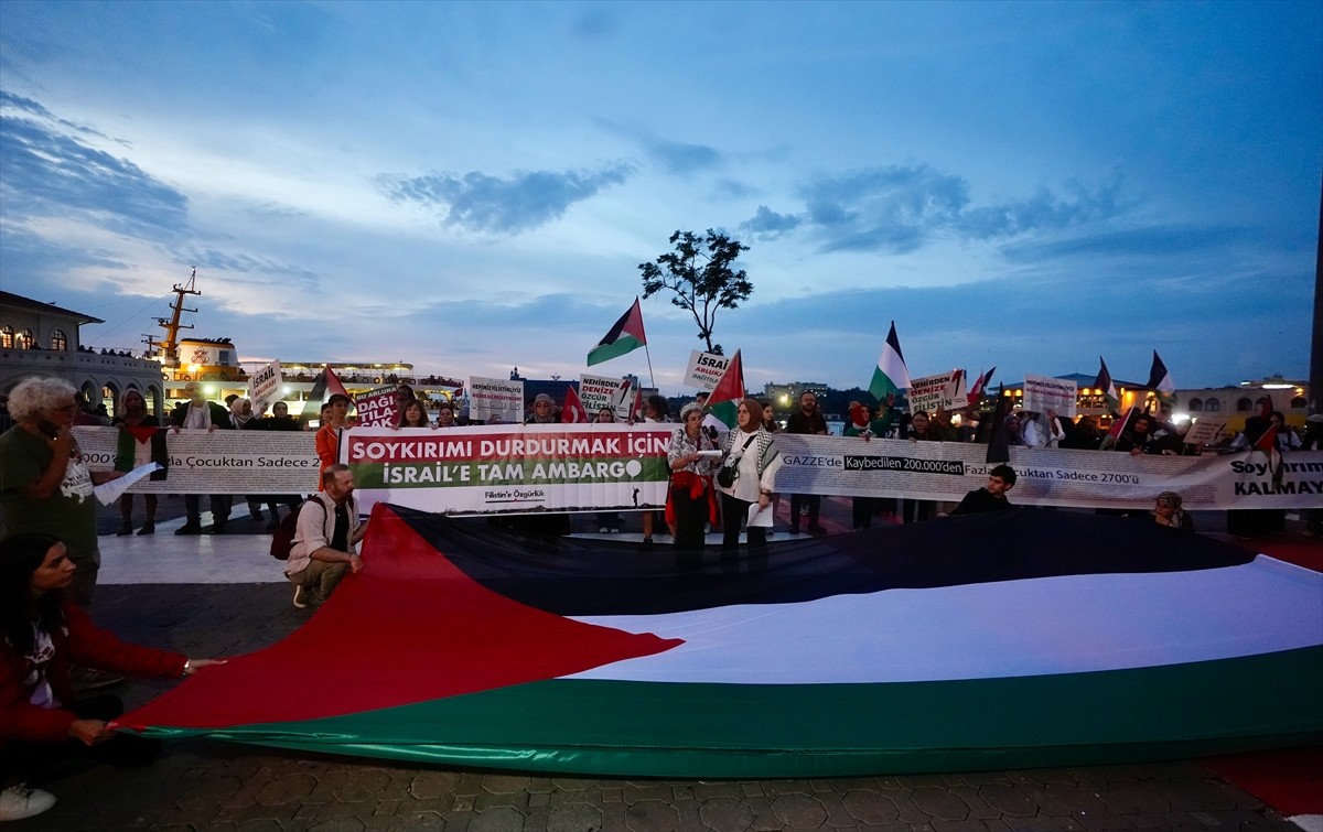 Filistin'e Özgürlük Platformu, Kadıköy'de "İsrail'e tam ambargo, Filistin'e özgürlük" sloganlı...