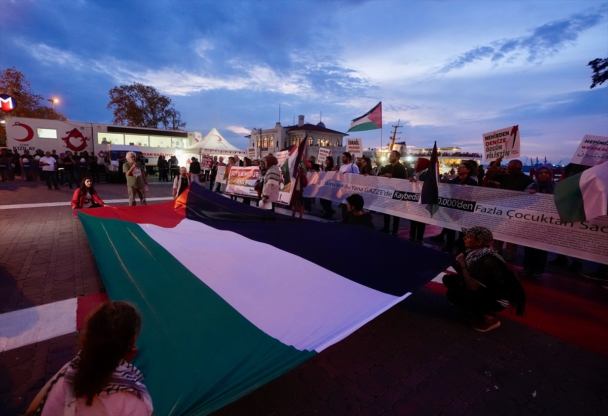 Filistin'e Özgürlük Platformu, Kadıköy'de "İsrail'e tam ambargo, Filistin'e özgürlük" sloganlı...