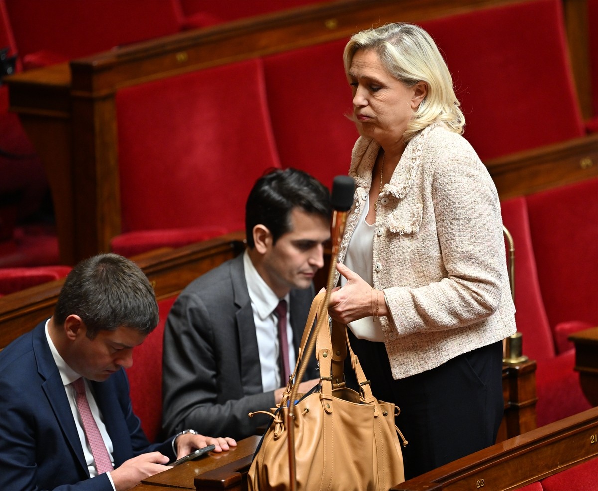 Fransa'daki mevcut merkez sağcı hükümet, bu akşamki zorlu güven oylamasını henüz atlatamamışken...