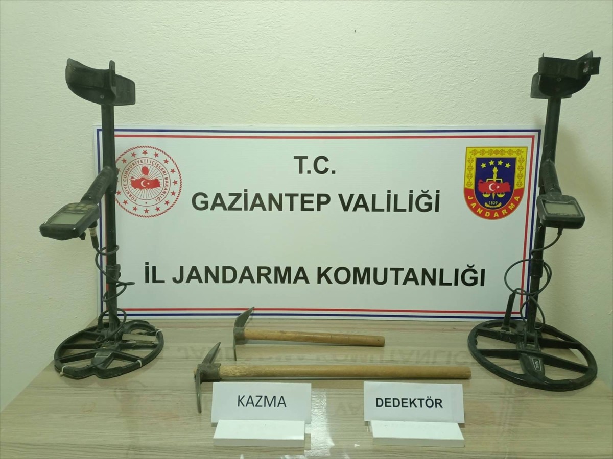 Gaziantep'in Nurdağı ilçesinde, kaçak kazı yapan 2 şüpheli suçüstü yakalandı. Jandarma ekipleri, 2...