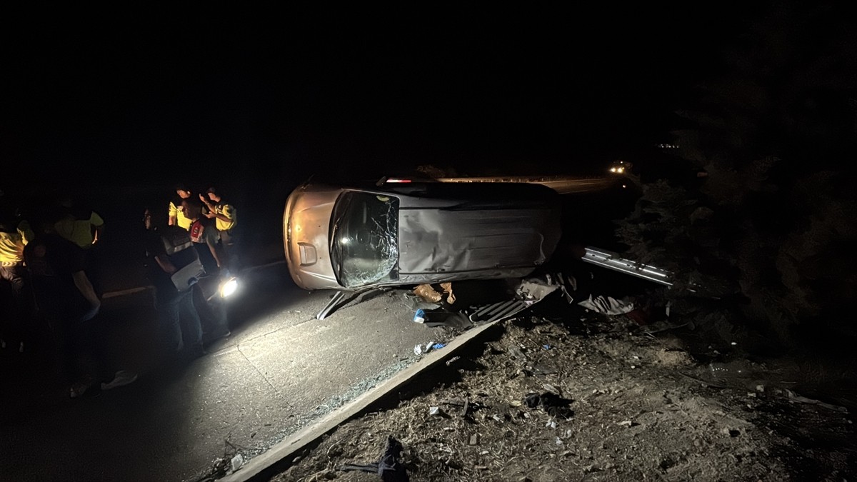 Gaziantep'te lastiği patlayan kamyonetin devrilmesi sonucu yabancı uyruklu 2 kişi hayatını...