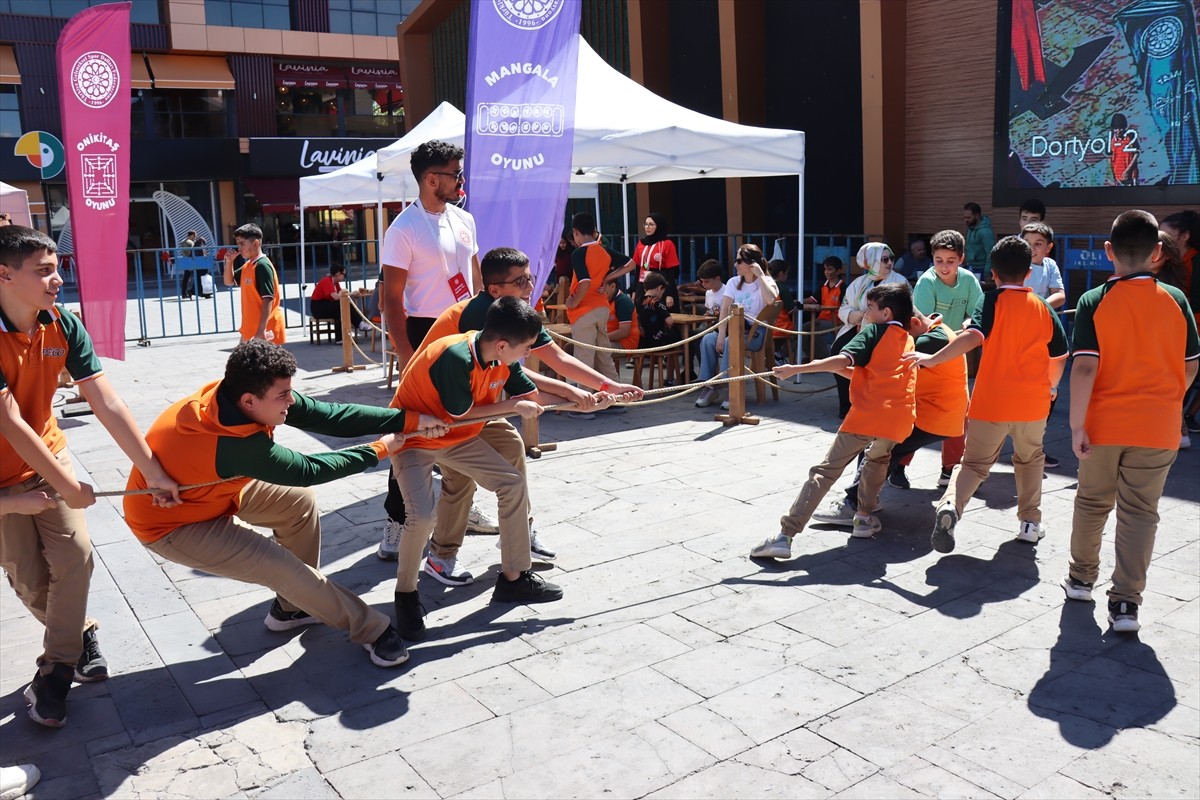 Geleneksel Oyunlar Tırı'nın 39'uncu durağı Erzincan oldu. Kızılay Meydanı'nda konuşlandırılan...