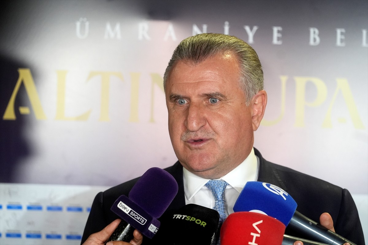 Gençlik ve Spor Bakanı Osman Aşkın Bak, Ümraniye Belediyesi Meydanı'nda düzenlenen Altın Kupa...