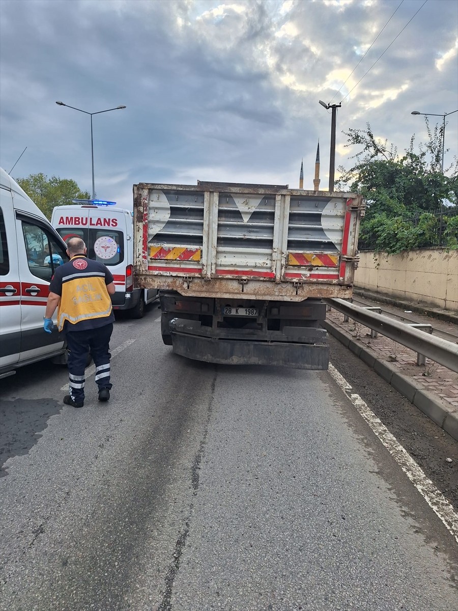 Giresun'un Bulancak ilçesinde kamyonet ile tırın çarpışması sonucu 1 kişi öldü, 1 kişi...