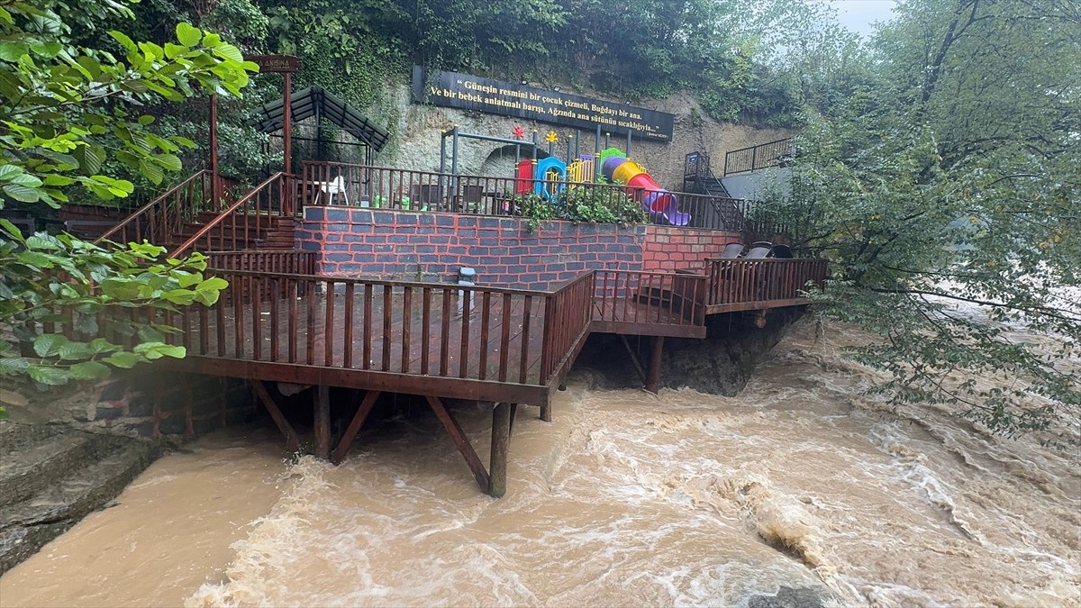Giresun'un Görele, Çanakçı ve Doğankent ilçelerinde sağanak hayatı olumsuz etkiledi.