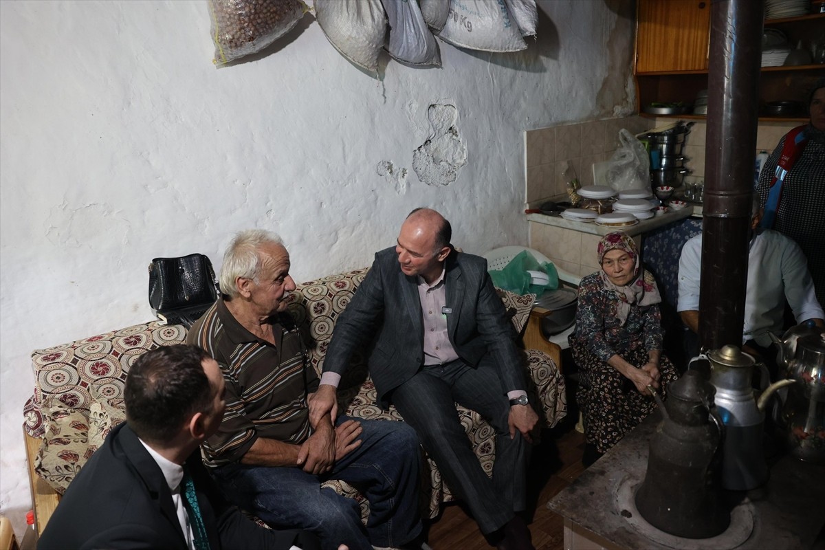 Giresun Valisi Mehmet Fatih Serdengeçti (sol 3), Çanakçı ilçesinde yaşayan şehit ailesi için yeni...