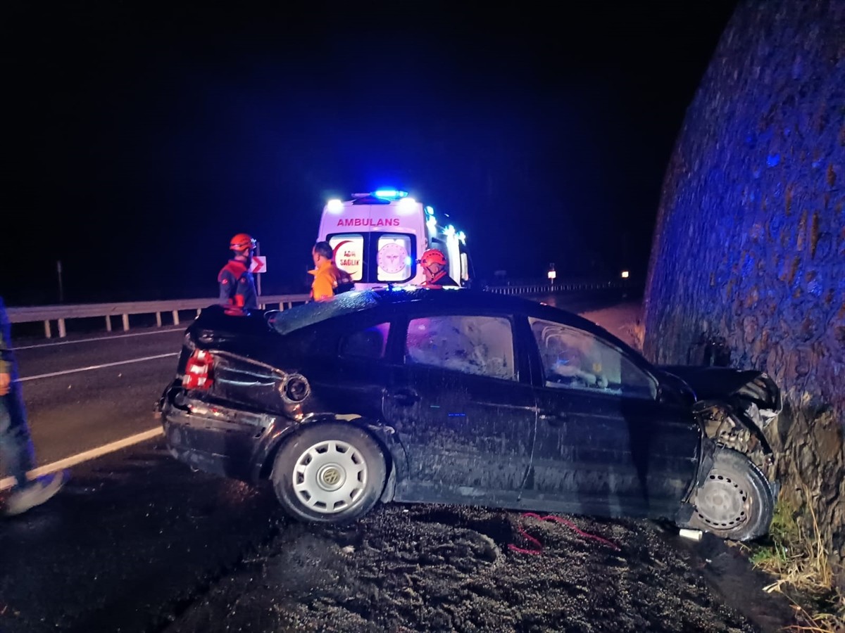 Gümüşhane'de istinat duvarına çarpan otomobildeki 3 kişi yaralandı. Olay yerine 112 Acil Sağlık...