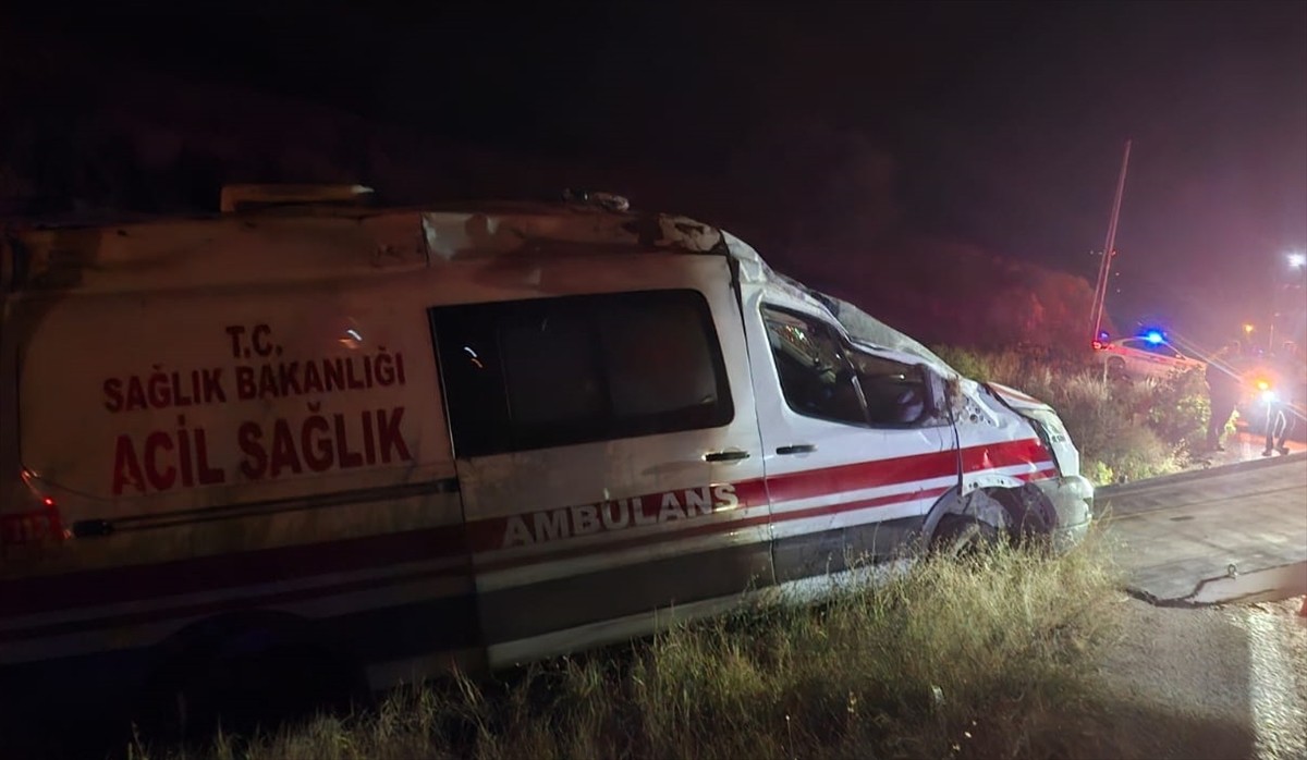 Gümüşhane'nin Kelkit ilçesinde ambulansın devrildiği kazada 3 sağlık personeli yaralandı.
