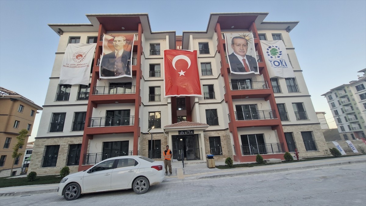  Hatay'da, 6 Şubat 2023'teki depremlerden etkilenen afetzedeler için yapılan 16 bin 993 deprem...