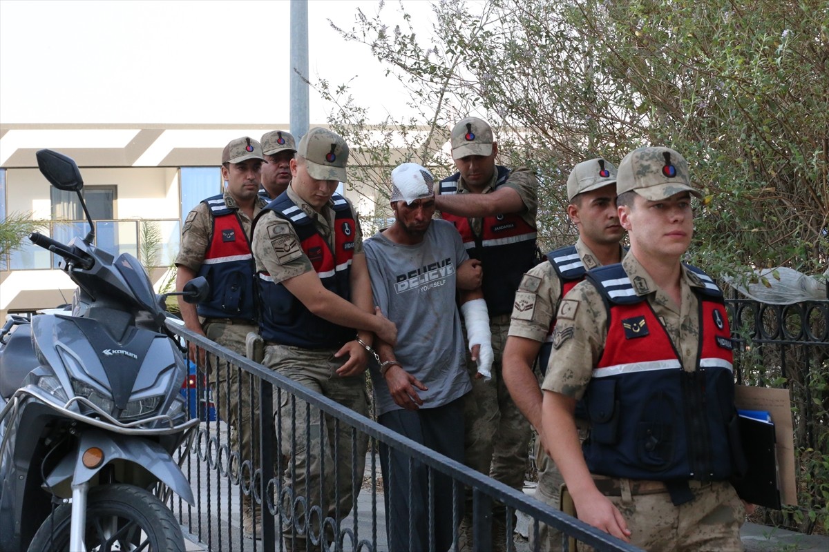 Hatay'ın Defne ilçesinde portakal bahçesinde 150 bin lirasını gasbettiği kişiyi satırla öldüren...