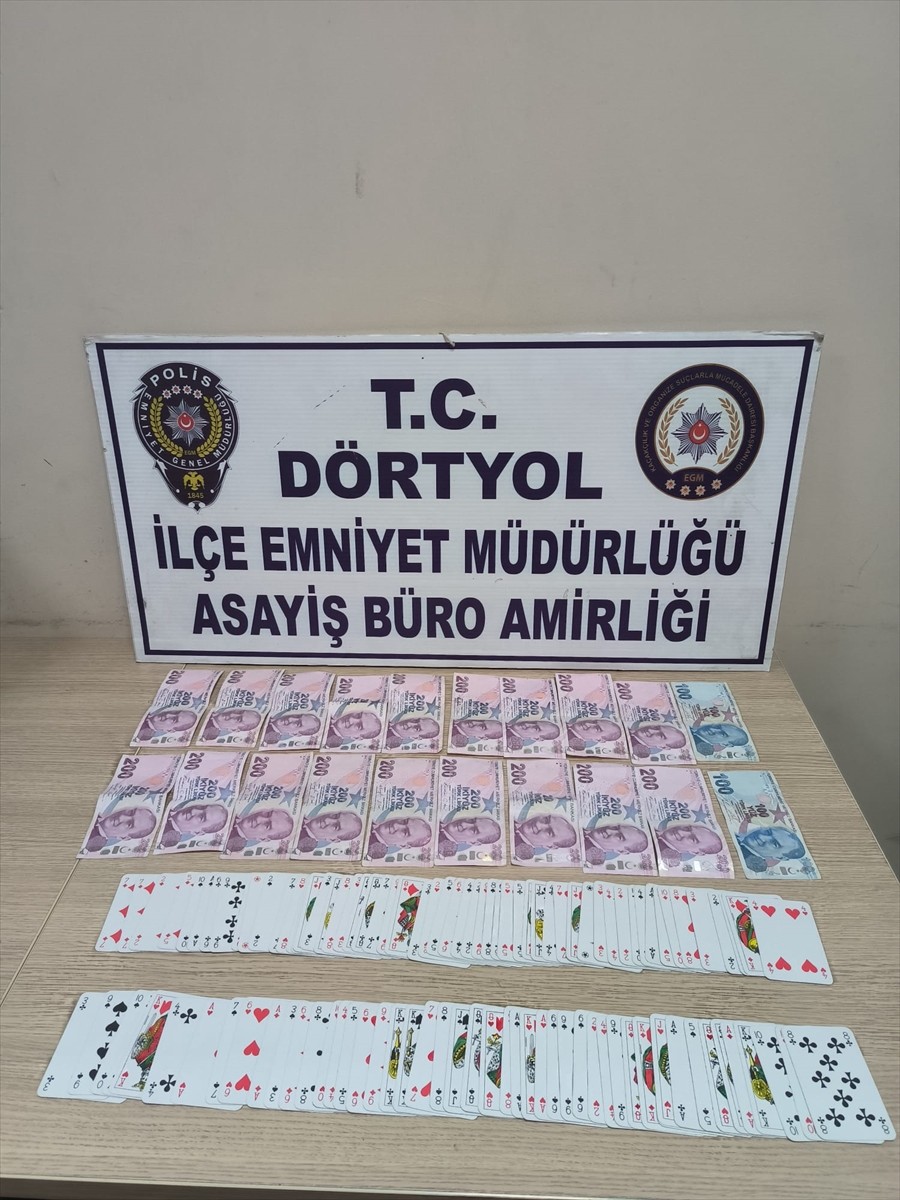 Hatay'ın Dörtyol ilçesinde düzenlenen operasyonda kumar oynayan 3 kişiye 27 bin 741 lira ceza...