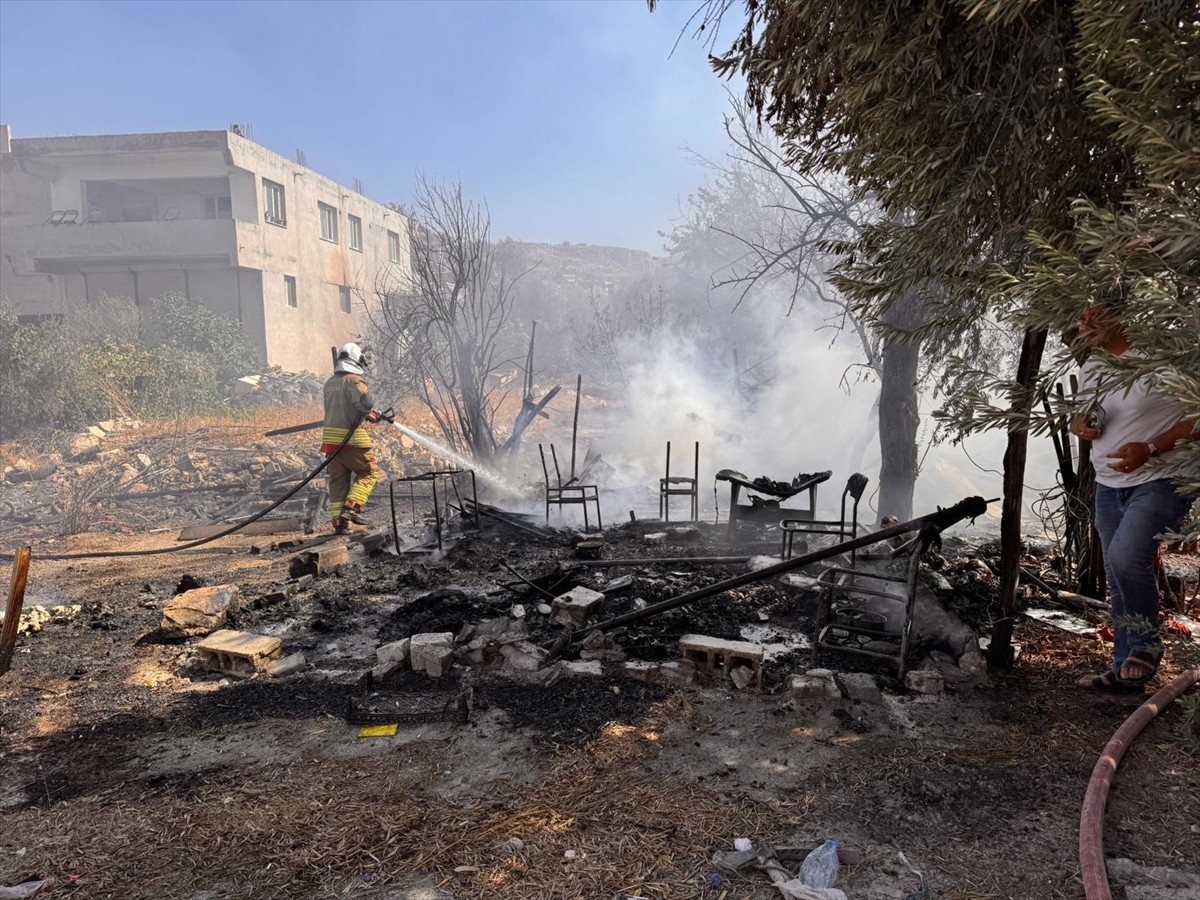 Hatay'ın merkez Antakya ilçesinde bahçede çıkan ve eve sıçrayan yangın ekiplerin müdahalesiyle...