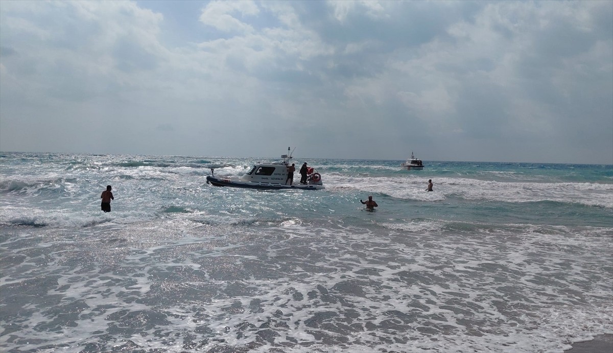 Hatay'ın Samandağ ilçesinde denize giren yabancı uyruklu 2 kardeşten 1'i boğuldu, diğeri...