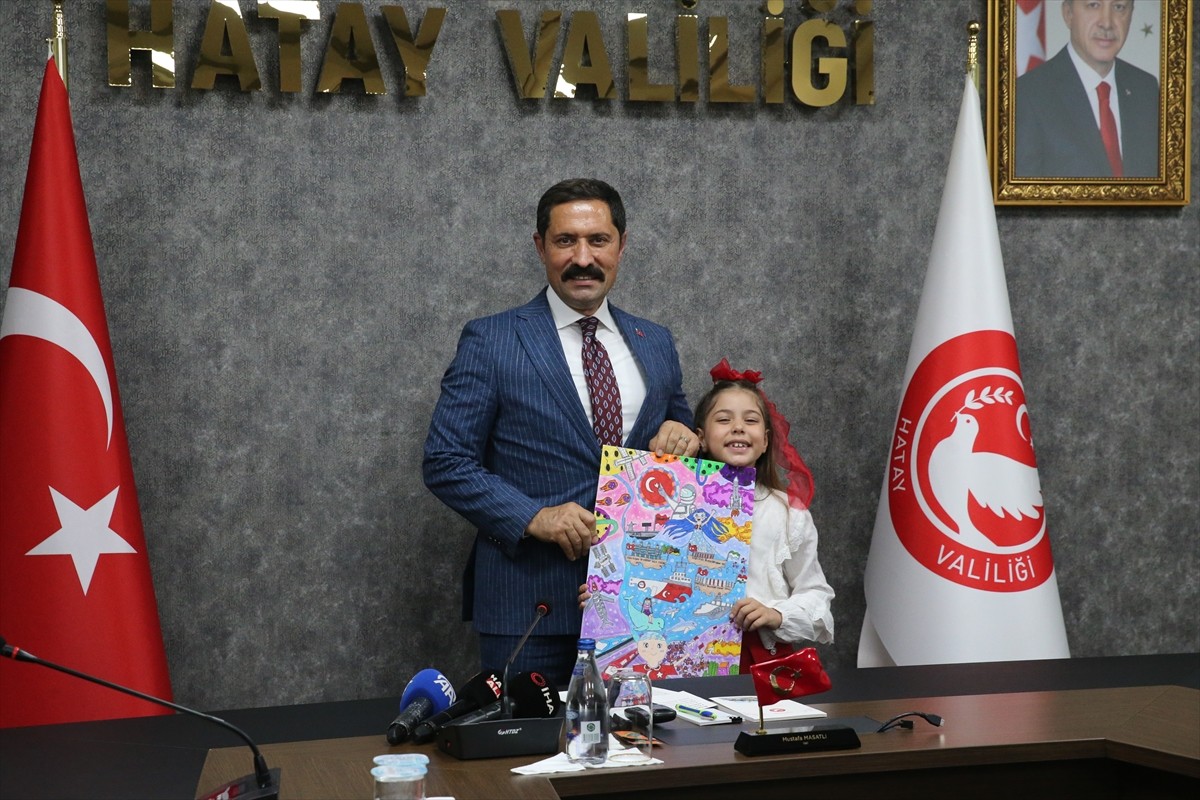 Hatay Valisi Mustafa Masatlı, TEKNOFEST Mavi Vatan Resim Yarışması'ndaki İlkokul kategorisinde...