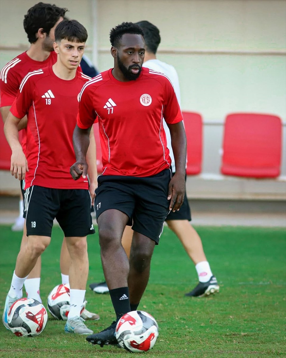 Hesap.com Antalyaspor, Trendyol Süper Lig'in 5. haftasında Samsunspor ile deplasmanda yapacağı...