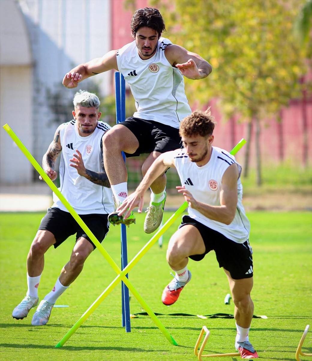 Hesap.com Antalyaspor, Trendyol Süper Lig'in 7. haftasında Fenerbahçe ile deplasmanda oynayacağı...