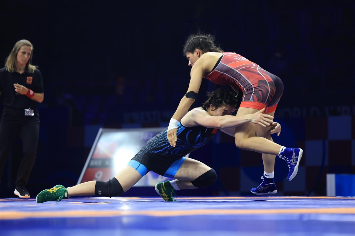 Hırvatistan'da düzenlenen 2025 Dünya Güreş Şampiyonası'nda kadınlar 72 kiloda mücadele eden Nesrin...