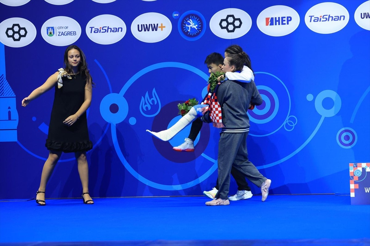 Hırvatistan'da düzenlenen Dünya Güreş Şampiyonası'nda üçüncü olan milli güreşçi Evin Demirhan...