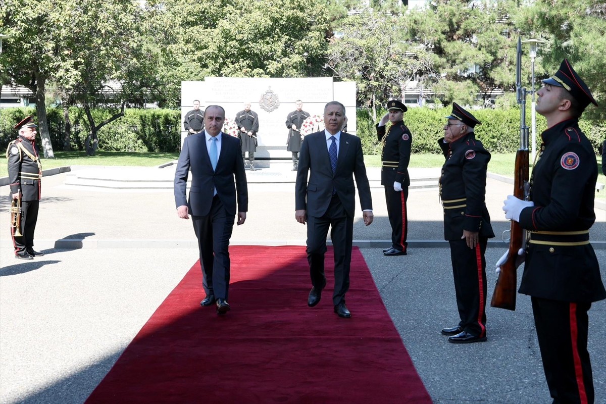 İçişleri Bakanı Ali Yerlikaya, Gürcistan'ın başkenti Tiflis'e gerçekleştirdiği ziyaret kapsamında...
