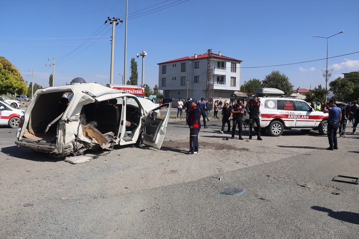 Iğdır'da, özel harekat polis aracıyla minibüsün çarpışması sonucu 1’i polis 4 kişi yaralandı....