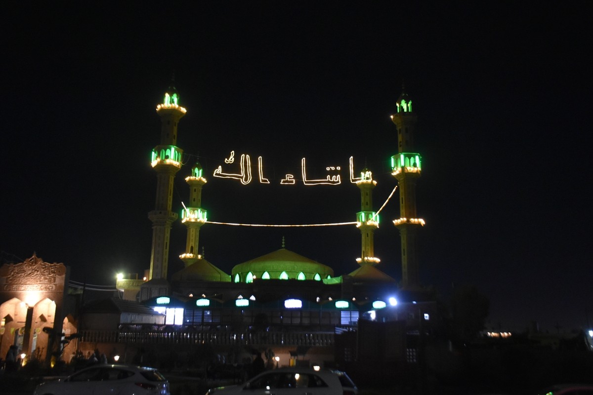 Irak'ın Kerkük kentinde Mevlit Kandili dualarla idrak edildi. Kerkük kent merkezindeki Bağdat Yolu...