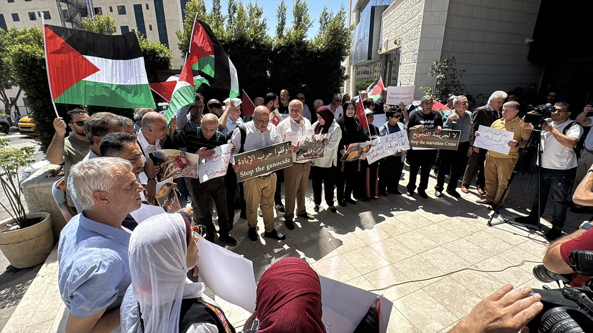 İşgal altındaki Batı Şeria'da Filistinliler, İsrail'in Gazze Şeridi'nde neden olduğu açlığın son...