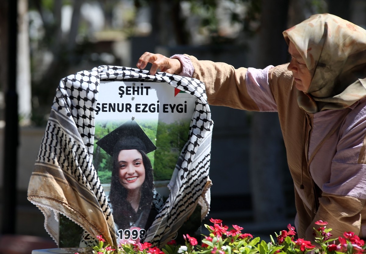 İşgal altındaki Batı Şeria'da katıldığı barışçıl gösteride İsrail askerlerinin ateş açması sonucu...