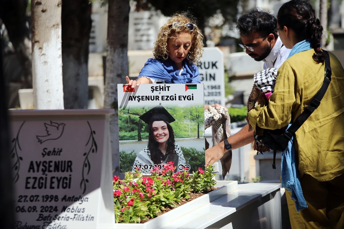 İşgal altındaki Batı Şeria'da katıldığı barışçıl gösteride İsrail askerlerinin ateş açması sonucu...