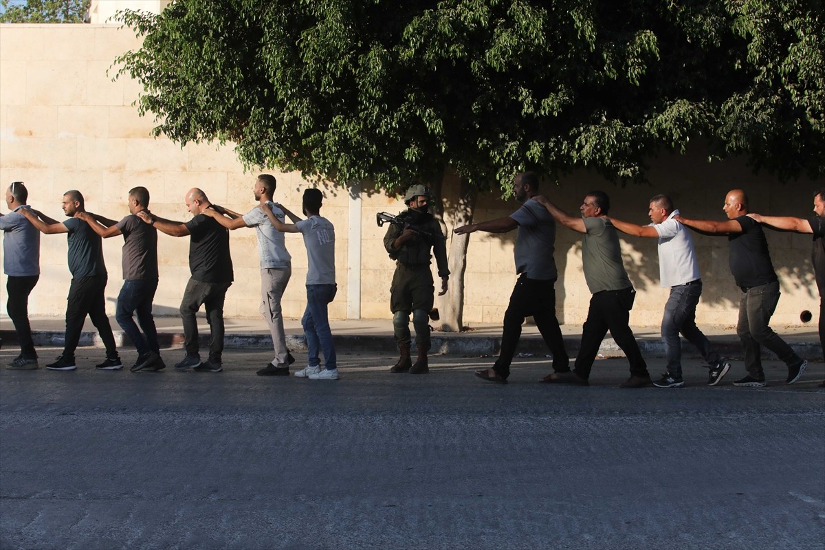 İşgal altındaki Batı Şeria'nın kuzeyindeki Tulkerim kentinde, İsrail ordusuna ait zırhlı aracın...