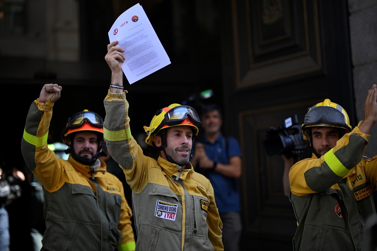 İspanya'nın başkenti Madrid'de süresiz grevde olan orman itfaiyecileri seslerini duyurmak için...