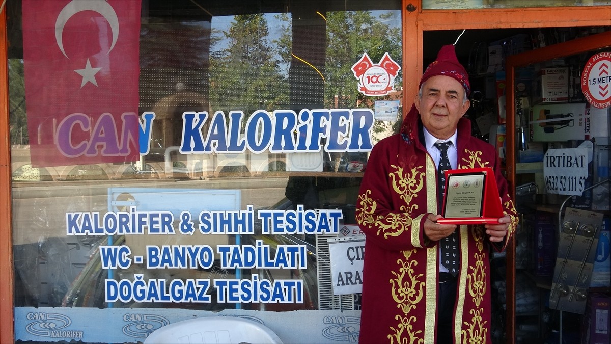 Isparta'da 55 yıldır sıhhi tesisatçılık yapan 71 yaşındaki Güngör Can, "Yılın Ahisi" seçildi. Can...