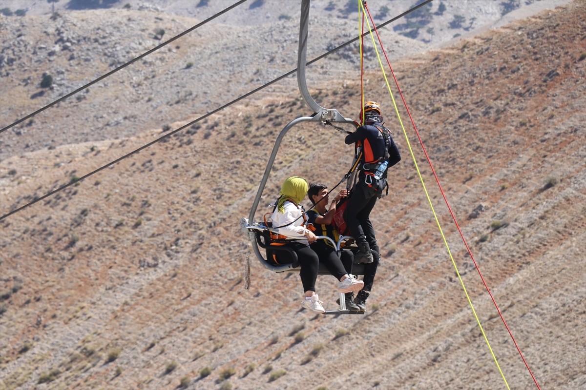 Isparta'daki Davraz Kayak Merkezi'nde 26 ilden ekiplerin katılımıyla Türkiye'de ilk kez Ulusal...