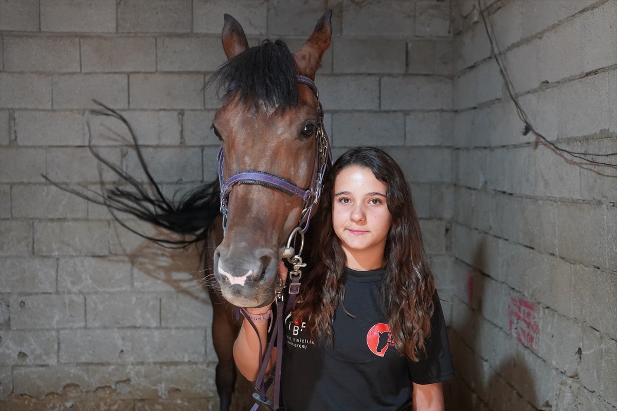 Isparta Atlı Spor Kulübü sporcuları Hüseyin Ege Özbek (solda)  Zeynep Barın (sağda) ve Bade Ersun...