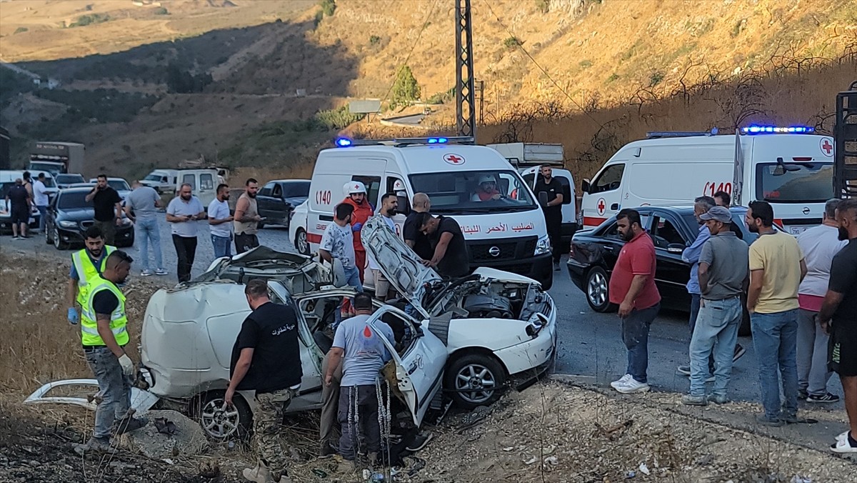 İsrail ordusu, Lübnan’ın güneyindeki Nebatiye kentinde seyir halindeki bir araca hava saldırısı...
