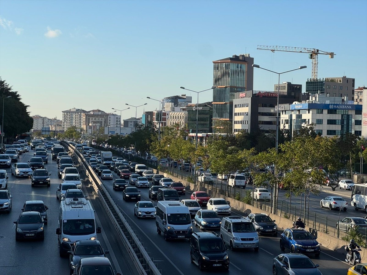 İstanbul'da haftanın ilk iş günü sabah saatlerinde kentin bazı bölgelerinde gittikçe artan trafik...