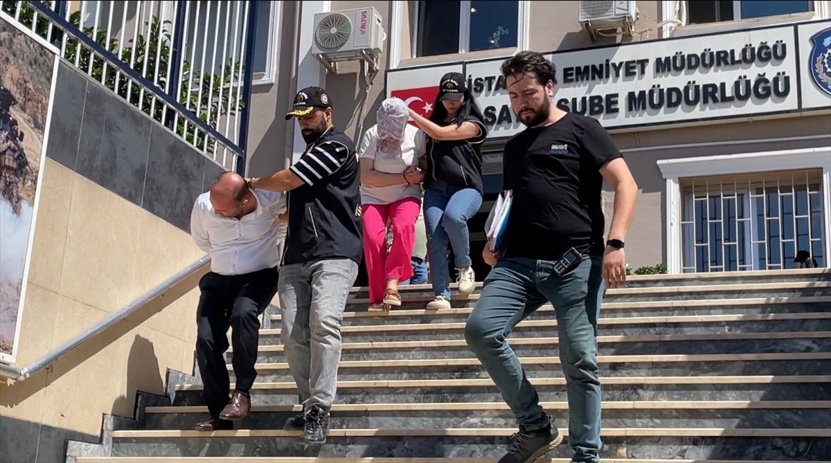 İstanbul'da kendilerini avukat olarak tanıtıp, silah ruhsatı işlemleri ve hazine arazilerinin...