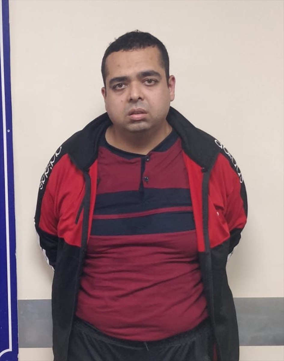 İstanbul'da kendisini polis olarak tanıtıp hırsızlık yaptığı gerekçesiyle yakalanan yabancı...