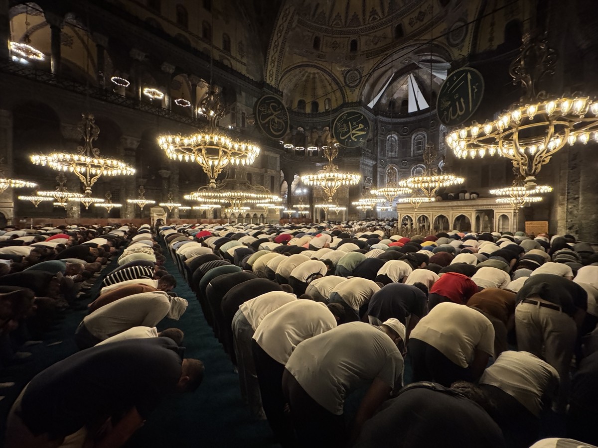 İstanbul'da Mevlit Kandili dolayısıyla Ayasofya-i Kebir Cami-i Şerifi'nde program düzenlendi.