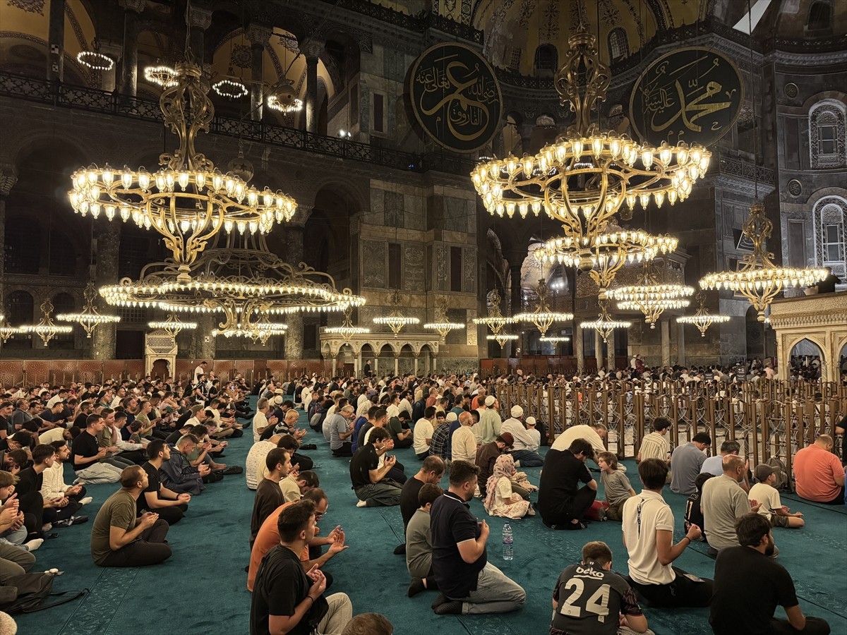 İstanbul'da Mevlit Kandili dolayısıyla Ayasofya-i Kebir Cami-i Şerifi'nde program düzenlendi.