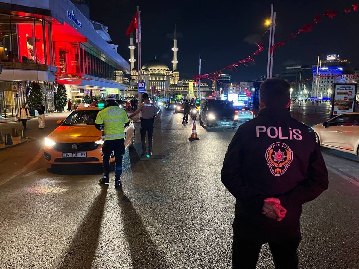 İstanbul'da polis ekipleri, asayişin sağlanması ve olası suçların önlenmesi amacıyla "huzur"...