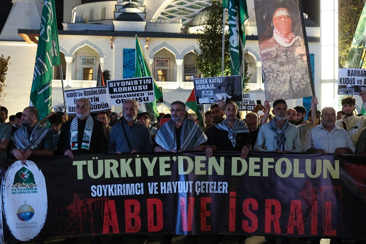 İstanbul Beşiktaş'ta, Peygamber Sevdalıları Derneği ve Özgür Kudüs Platformu üyelerince Küresel...