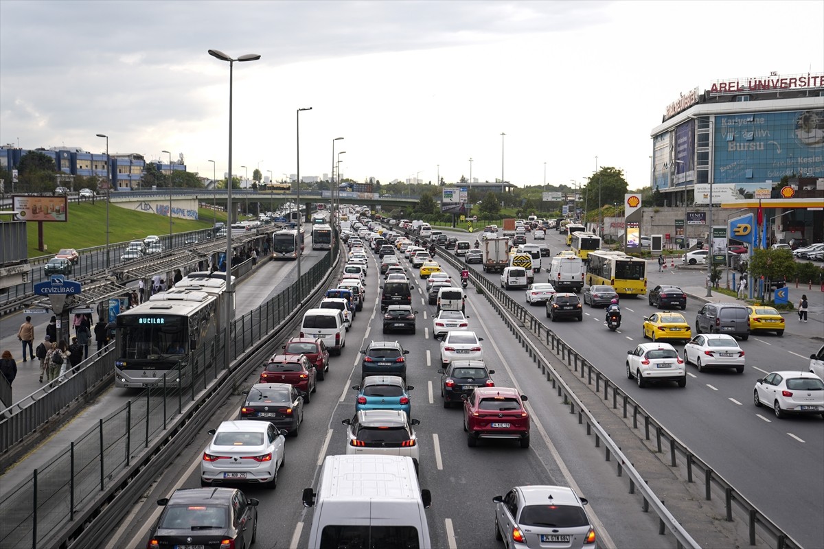 İstanbul Cevizlibağ'da 2025-2026 eğitim öğretim yılının başlaması ve haftanın ilk iş günü olması...