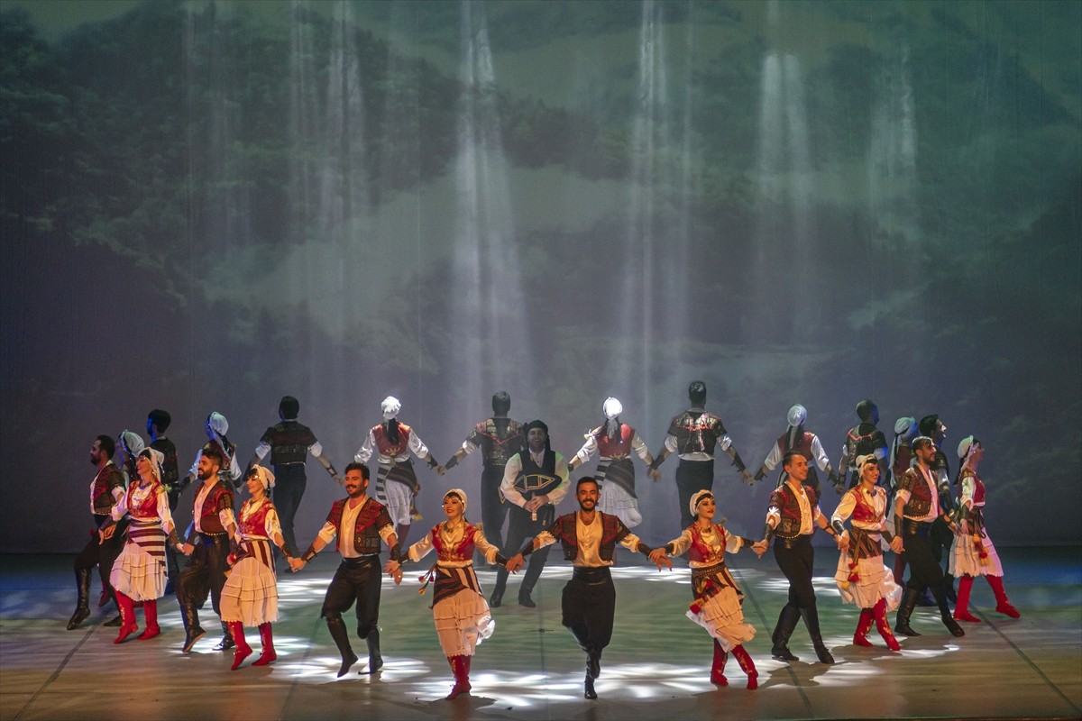 İstanbul Devlet Türk Halk Müziği Korosunun (İDTHMK) Sivas Kongresi'nin 106. yılına özel...