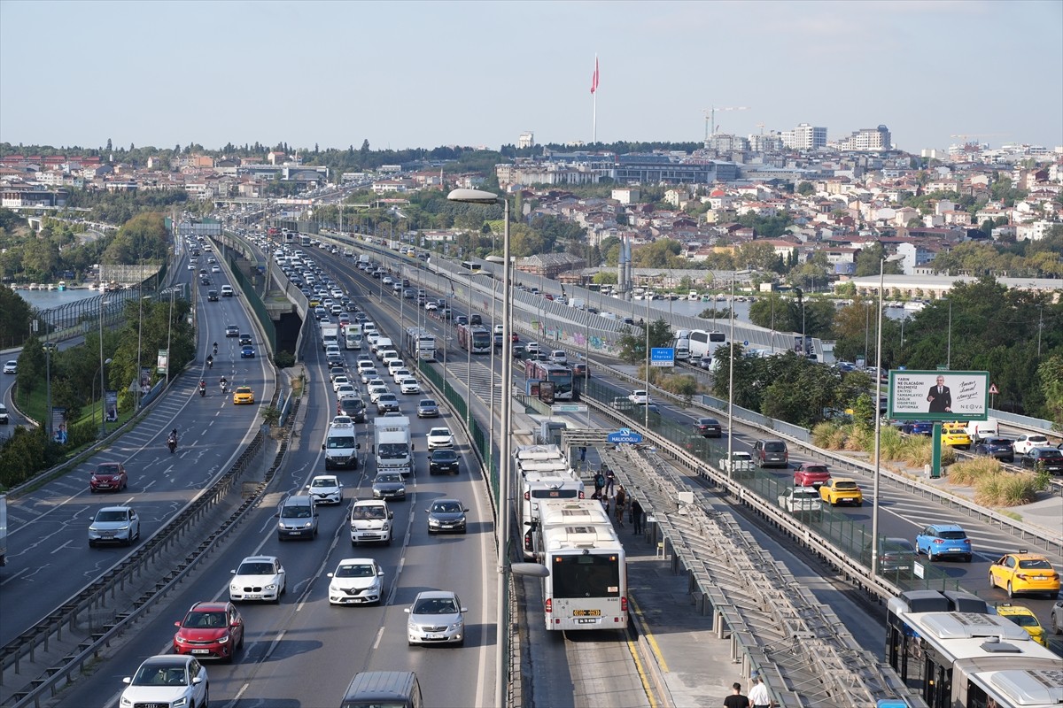 İstanbul Haliç Köprüsü ve çevresinde, sabah saatlerinde trafik yoğunluğu oluştu.