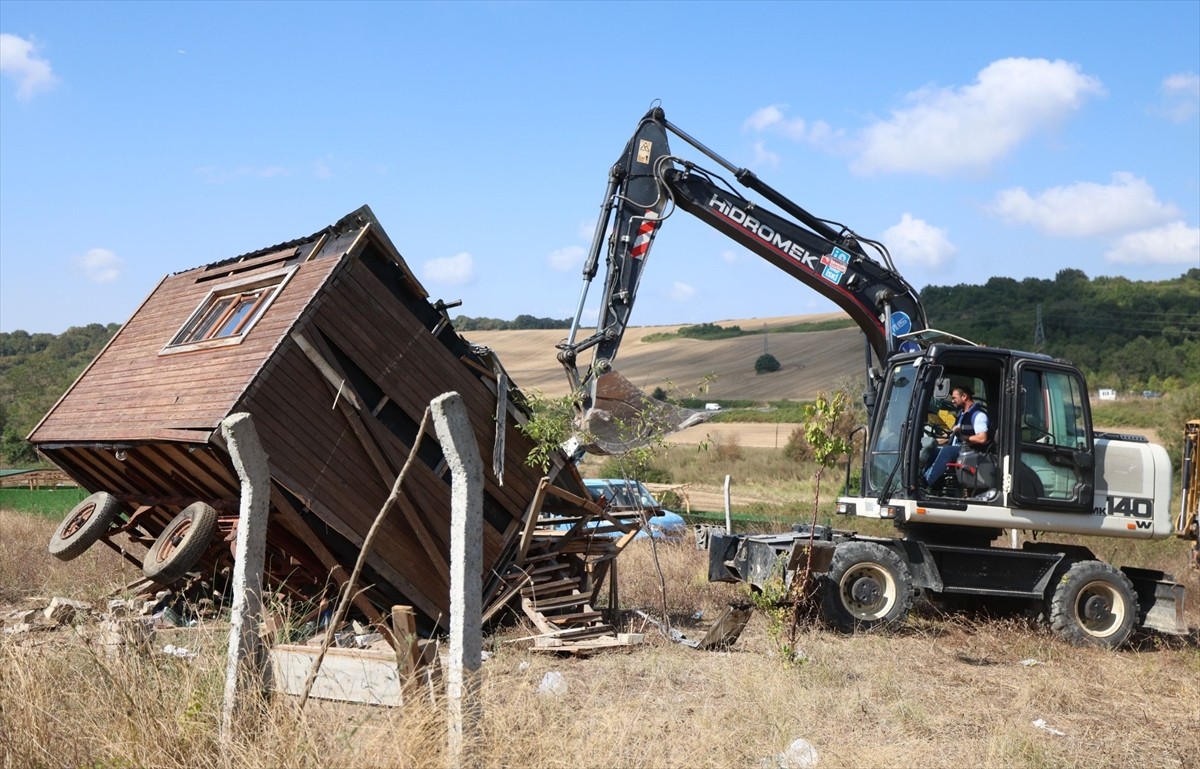 İstanbul Su ve Kanalizasyon İdaresi (İSKİ) ekipleri, Arnavutköy'deki Terkos havzasının kısa...