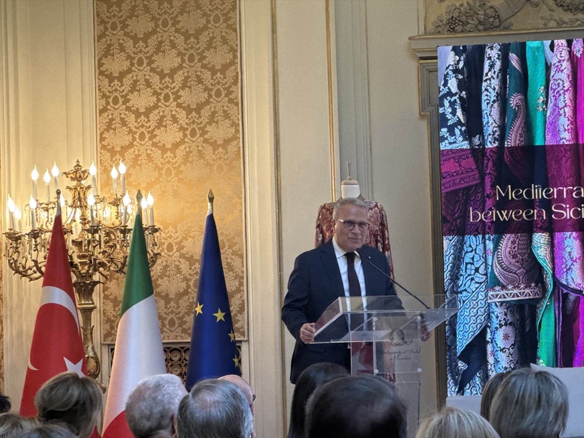 İtalya'nın Ankara Büyükelçiliğince, İstanbul'daki Venedik Sarayı'nda İtalyan modacı Elio...