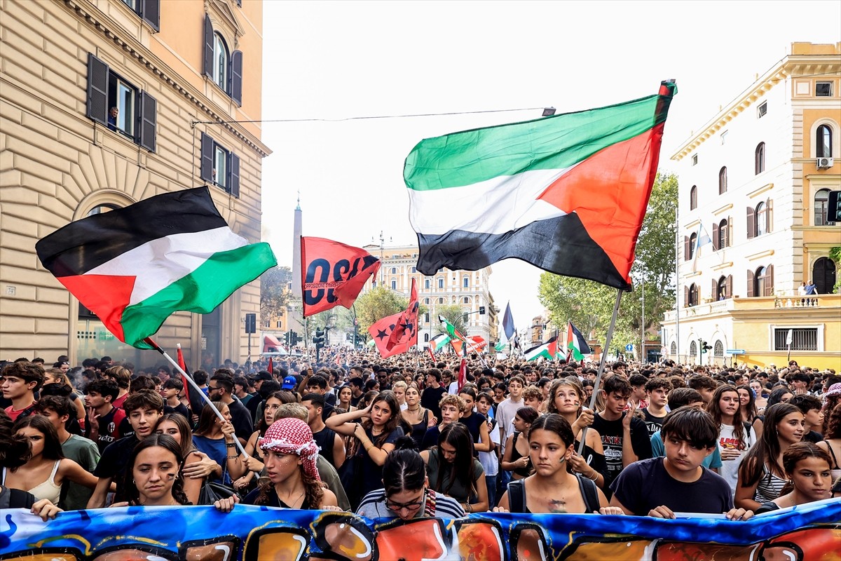 İtalya genelinde, İsrail'in Gazze'de sürdürdüğü soykırımı protesto etmek için ulaşımdan eğitime...