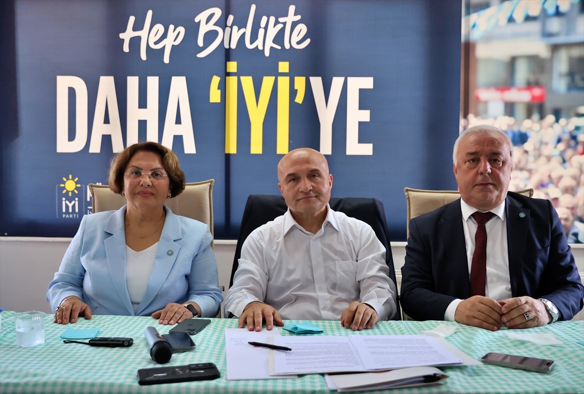 ⁠İYİ Parti Genel Başkan Yardımcısı Erhan Usta (ortada) ve İYİ Parti Teşkilat Başkan Yardımcısı...